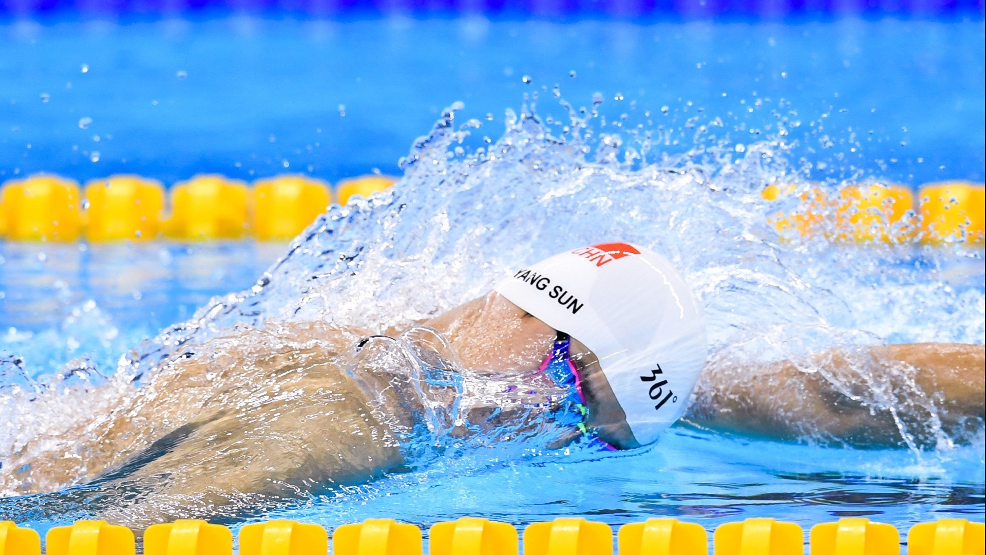 大漠星空超长距离跑 夜跑者依靠星光与头灯前行